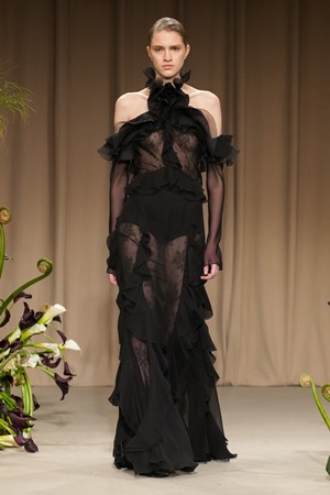 تصاميم متحررة وطابع جديد في عرض جيسون وو في أسبوع نيويورك للموضة