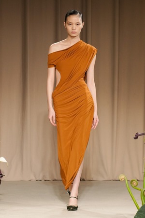 تصاميم متحررة وطابع جديد في عرض جيسون وو في أسبوع نيويورك للموضة