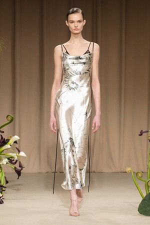 تصاميم متحررة وطابع جديد في عرض جيسون وو في أسبوع نيويورك للموضة