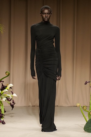 تصاميم متحررة وطابع جديد في عرض جيسون وو في أسبوع نيويورك للموضة