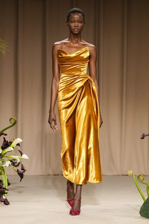 تصاميم متحررة وطابع جديد في عرض جيسون وو في أسبوع نيويورك للموضة