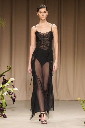 تصاميم متحررة وطابع جديد في عرض جيسون وو في أسبوع نيويورك للموضة