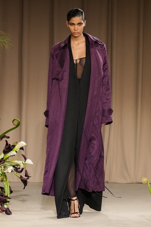 تصاميم متحررة وطابع جديد في عرض جيسون وو في أسبوع نيويورك للموضة