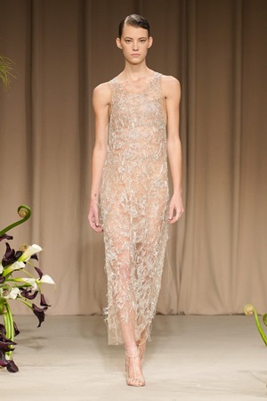 تصاميم متحررة وطابع جديد في عرض جيسون وو في أسبوع نيويورك للموضة