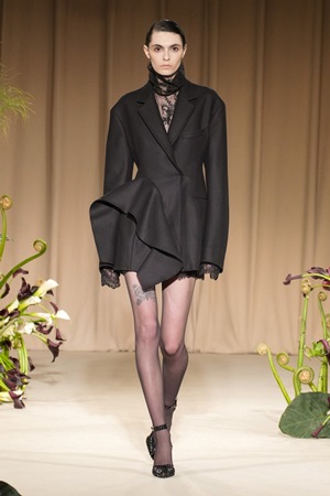 تصاميم متحررة وطابع جديد في عرض جيسون وو في أسبوع نيويورك للموضة