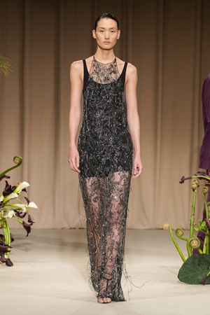 تصاميم متحررة وطابع جديد في عرض جيسون وو في أسبوع نيويورك للموضة