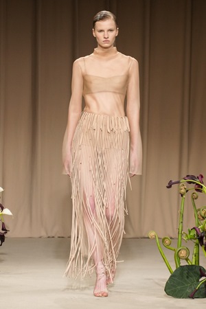 تصاميم متحررة وطابع جديد في عرض جيسون وو في أسبوع نيويورك للموضة