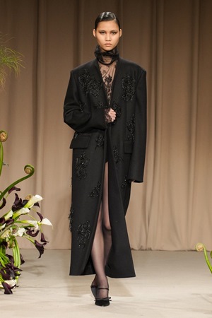 تصاميم متحررة وطابع جديد في عرض جيسون وو في أسبوع نيويورك للموضة