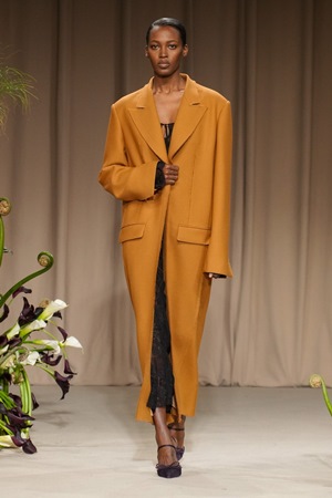 تصاميم متحررة وطابع جديد في عرض جيسون وو في أسبوع نيويورك للموضة