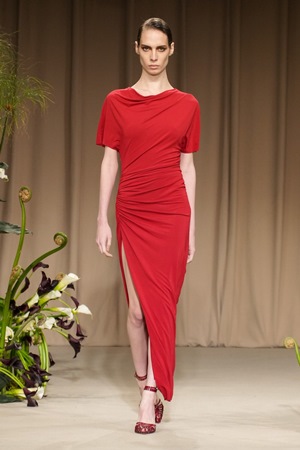 تصاميم متحررة وطابع جديد في عرض جيسون وو في أسبوع نيويورك للموضة