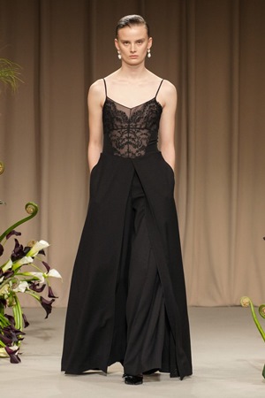 تصاميم متحررة وطابع جديد في عرض جيسون وو في أسبوع نيويورك للموضة