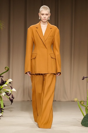 تصاميم متحررة وطابع جديد في عرض جيسون وو في أسبوع نيويورك للموضة