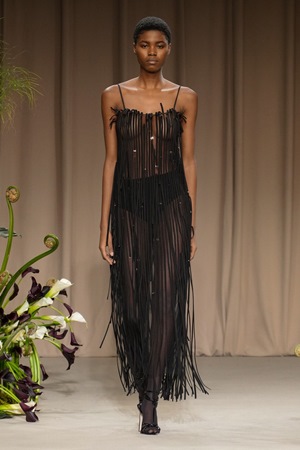 تصاميم متحررة وطابع جديد في عرض جيسون وو في أسبوع نيويورك للموضة