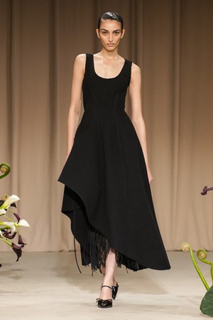 تصاميم متحررة وطابع جديد في عرض جيسون وو في أسبوع نيويورك للموضة