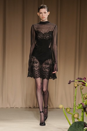 تصاميم متحررة وطابع جديد في عرض جيسون وو في أسبوع نيويورك للموضة