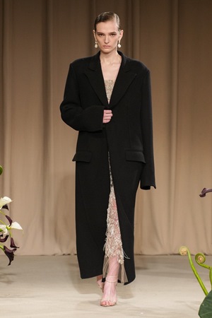 تصاميم متحررة وطابع جديد في عرض جيسون وو في أسبوع نيويورك للموضة