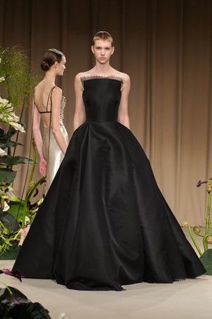 تصاميم متحررة وطابع جديد في عرض جيسون وو في أسبوع نيويورك للموضة