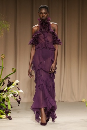 تصاميم متحررة وطابع جديد في عرض جيسون وو في أسبوع نيويورك للموضة