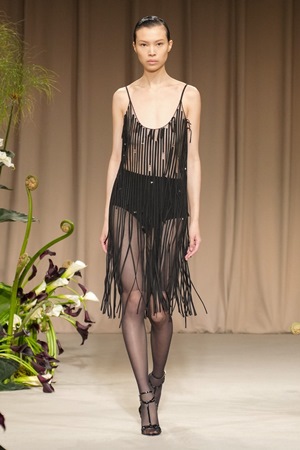 تصاميم متحررة وطابع جديد في عرض جيسون وو في أسبوع نيويورك للموضة