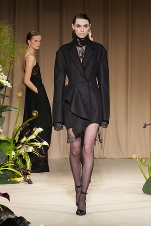 تصاميم متحررة وطابع جديد في عرض جيسون وو في أسبوع نيويورك للموضة