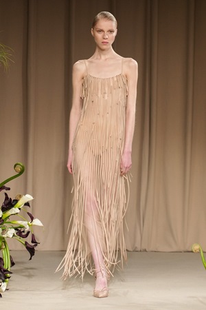 تصاميم متحررة وطابع جديد في عرض جيسون وو في أسبوع نيويورك للموضة