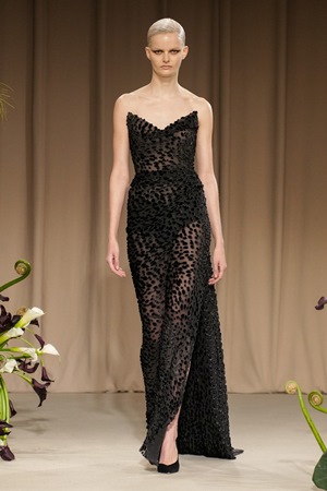 تصاميم متحررة وطابع جديد في عرض جيسون وو في أسبوع نيويورك للموضة