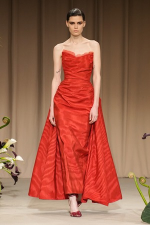 تصاميم متحررة وطابع جديد في عرض جيسون وو في أسبوع نيويورك للموضة