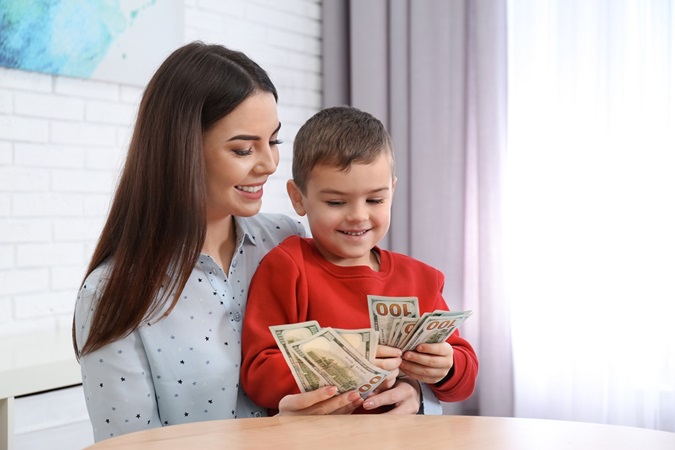 5 نصائح للحديث مع طفلك عن الصعوبات المالية للأسرة