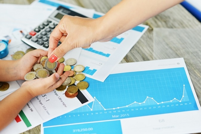5 نصائح للحديث مع طفلك عن الصعوبات المالية للأسرة