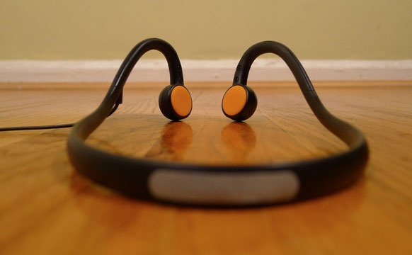 مقارنة بين سماعات AfterShokz و Denon’s الرياضيتين