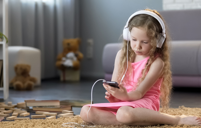 سماعات الرأس تؤثر على حاسة السمع لدى طفلك