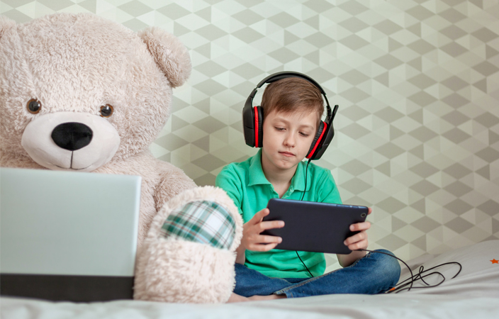 سماعات الرأس تؤثر على حاسة السمع لدى طفلك