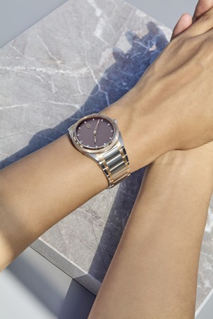 اخترنا لكِ.. ساعة بوميض العقيق القاني