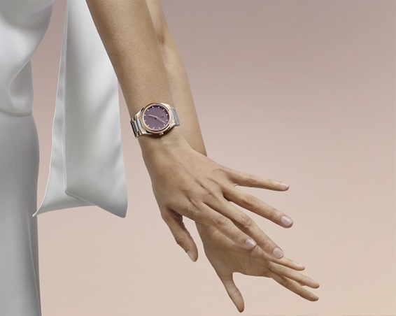 اخترنا لكِ.. ساعة بوميض العقيق القاني