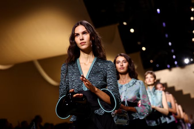 مجموعة Emporio Armani صيف 2026 مريحة وخفيفة تجسّد عشق أرماني للسفر