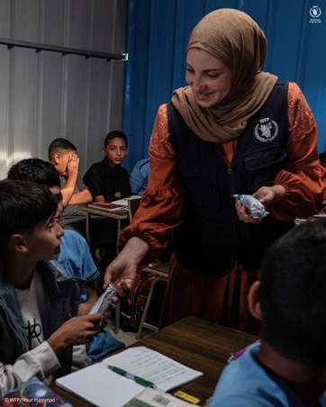 النجمة إليانا تتعاون مع برنامج الأغذية العالمي لمساعدة ألف عائلة في غزة