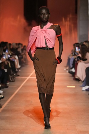 إيلي صعب 2026: أناقة متحرّرة من الحلم