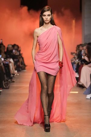 إيلي صعب 2026: أناقة متحرّرة من الحلم