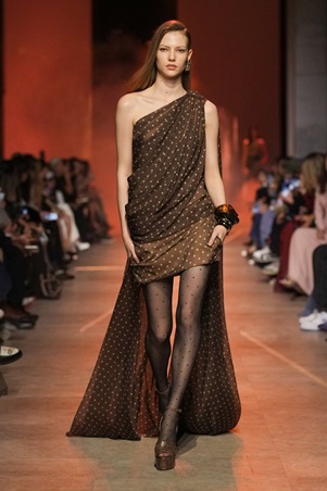 إيلي صعب 2026: أناقة متحرّرة من الحلم