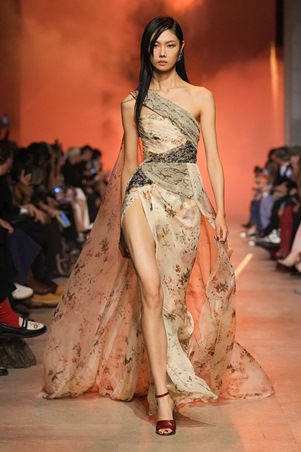 إيلي صعب 2026: أناقة متحرّرة من الحلم