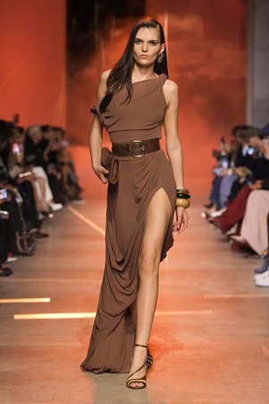 إيلي صعب 2026: أناقة متحرّرة من الحلم