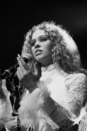 النجمة إليانا إلتقت الجمهور في لوس أنجلوس