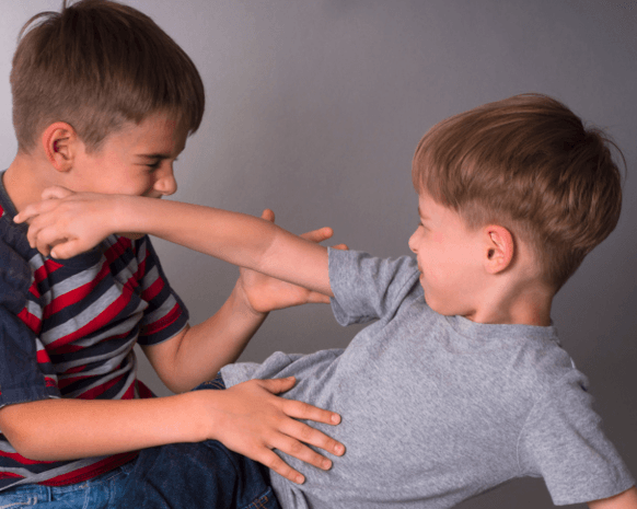 كيف تسيطرين على سلوك طفلك المؤذي؟