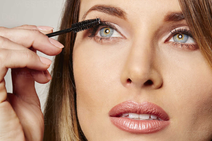 تخلصي من الماسكارا المقاومة للماء دون إضرار رموشك