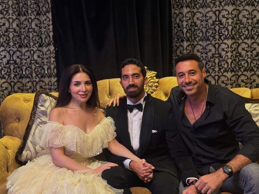 أحمد السعدني بجوار مي عز الدين وزوجها في عقد القران: 