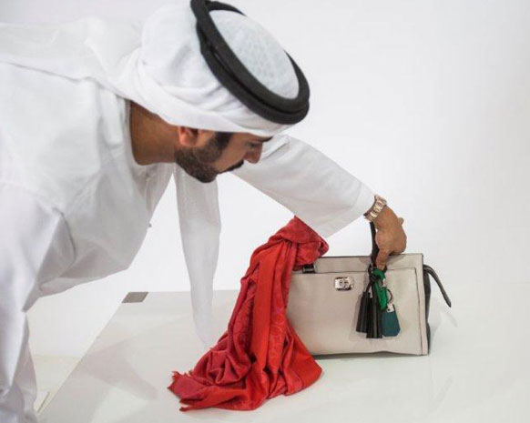 ماذا بين كوتش والمصمّم الإماراتي محمد سلطان الحبتور؟