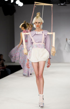 إليك أغرب ابتكارات عرض أزياء Graduate Fashion Week 2014