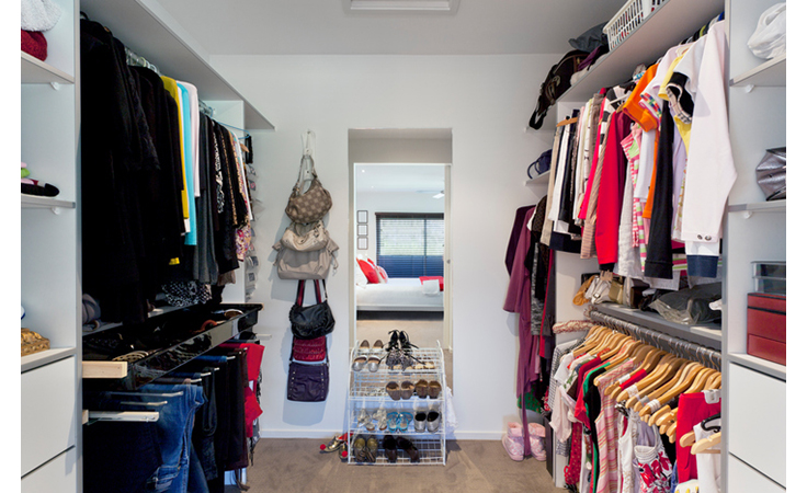 كيف تنظمين خزانتك مثل المحترفين؟