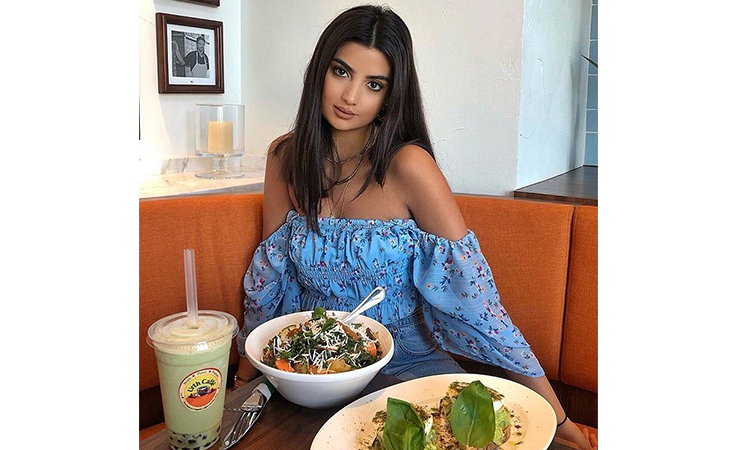 نقشات الزهور ملائمة أيضاً لإطلالتك هذا الخريف، وهكذا يمكن أن تعتمديها مثل النجمات