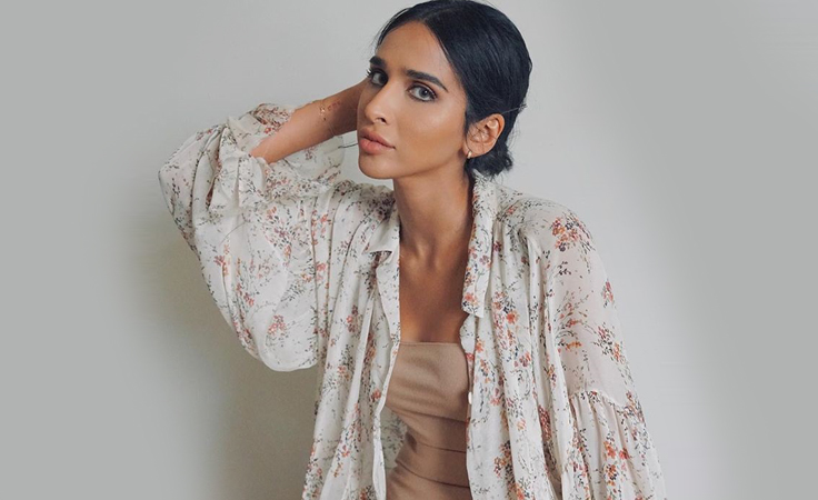 نقشات الزهور ملائمة أيضاً لإطلالتك هذا الخريف، وهكذا يمكن أن تعتمديها مثل النجمات